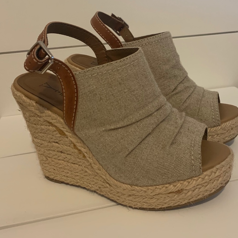 Tan/linen wedges